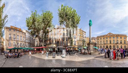 AIX en Provence, Francia - 19 agosto 2016: La gente ama visitare la piazza centrale della città con vista sull'hotel de ville e sulla fontana del municipio. Foto Stock