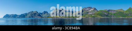 Navigazione da Bodø alle isole Lofoten: Un arrivo davvero spettacolare via mare al porto di Moskenes Foto Stock