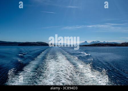 Navigazione da Bodø alle isole Lofoten: Un arrivo davvero spettacolare via mare al porto di Moskenes Foto Stock