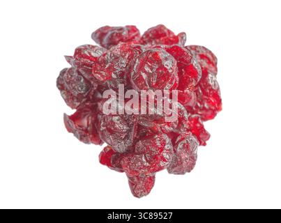 Mirtilli rossi secchi organici isolati su sfondo bianco, messa a fuoco selettiva. Foto Stock