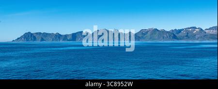 Navigazione da Bodø alle isole Lofoten: Un arrivo davvero spettacolare via mare al porto di Moskenes Foto Stock