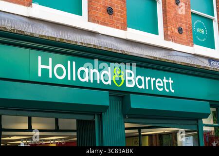 Hrewsbury, Shropshire, Regno Unito - 3 agosto 2025: Logo esterno e segnaletica di Holland and Barrett, un negozio di alimenti per la salute con sede nel Regno Unito Foto Stock