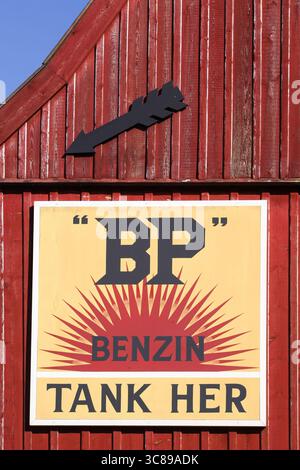 Pubblicità vintage della BP British Petroleum nella città vecchia di Aarhus, Danimarca Foto Stock