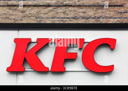 Logo KFC su una facciata. KFC è una catena di ristoranti fast food specializzata in pollo fritto Foto Stock