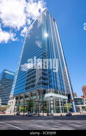 Calgary, Alberta - 29 giugno 2025: Dettaglio esterno di un grattacielo a Calgary, Alberta. Foto Stock