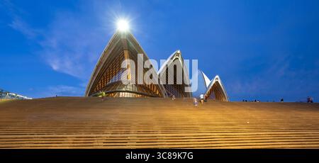 Le fasi che portano alla Opera House di Sydney al Tramonto prese a Sydney, NSW, Australia il 2 gennaio 2018 Foto Stock