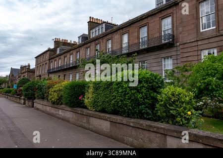 Una fila di case cittadine a Montrose, Angus, Scozia Foto Stock