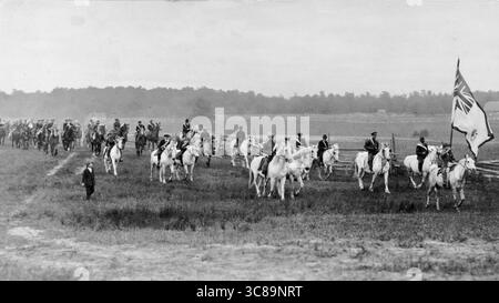 Un gruppo di uomini cavalcano a cavallo in un villaggio sconosciuto in Ontario, Canada EJ Rawleigh di Buffalo o Buffalo Express - 1915 Foto Stock