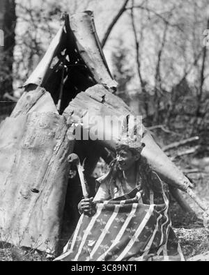Ernest J Rawleigh - sciamano delle prime Nazioni nella Regalia tradizionale, Ontario, Canada - tra il 1915 e il 1925 circa Foto Stock