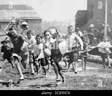 Ernest J Rawleigh - ragazzi in fuga dalla loro scuola, Ontario, Canada - tra il 1915 e il 1925 circa Foto Stock
