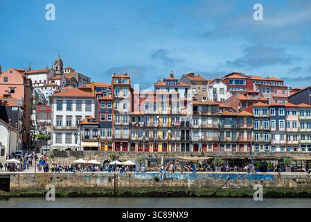 Colorati edifici storici sul lungofiume, quartiere di Ribeira, Porto, Portogallo - scenario sul lungofiume del Douro Foto Stock