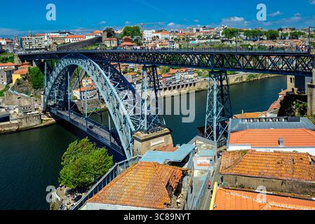Ponte Dom Luís i Porto Portogallo - iconico ponte di ferro a due piani sul fiume Douro Foto Stock