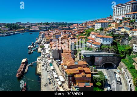 Ribeira District e Douro Riverfront, Porto, Portogallo - architettura storica e Palácio da Bolsa Foto Stock