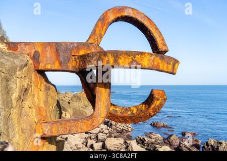 Le iconiche sculture di Peine del Viento di Eduardo Chillida si stagliano maestosamente sullo sfondo del Mar Cantabrico a San Sebastián, in Spagna. Foto Stock
