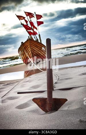 Pescatore su una solitaria spiaggia baltica di Usedom al mattino Foto Stock