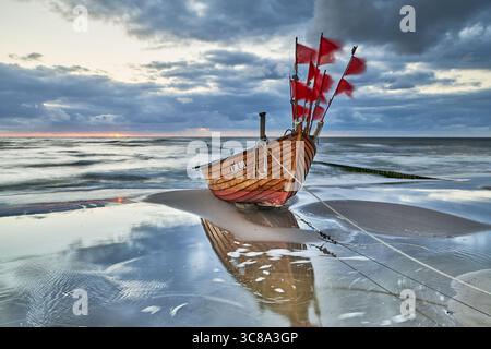 Pescatore su una solitaria spiaggia baltica di Usedom al mattino Foto Stock