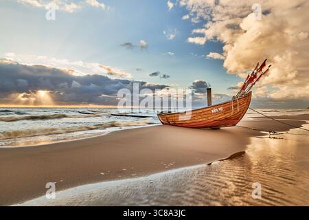 Pescatore su una solitaria spiaggia baltica di Usedom al mattino Foto Stock