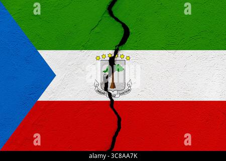 La bandiera della Repubblica di Guinea Equatoriale in un grunge ha incrinato il muro. Concetto di catastrofe geopolitica e naturale Foto Stock