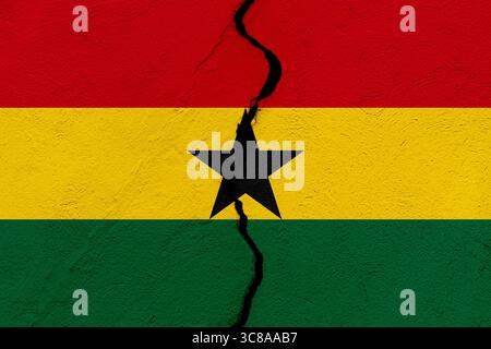 La bandiera della Repubblica del Ghana in un muro grunge incrinato. Concetto di catastrofe geopolitica e naturale Foto Stock