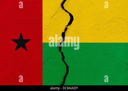 La bandiera della Repubblica di Guinea Bissau in un grunge incrinato muro. Concetto di catastrofe geopolitica e naturale Foto Stock