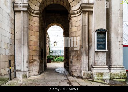 Sentiero sotto la torre che mostra l'ingresso alla chiesa di San Magno la chiesa dei Martiri ricostruita da Christopher Wren nel XVII secolo, Londra Inghilterra Foto Stock