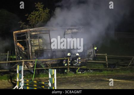 Großbrand zerstört Unterstand an Wuppertaler Reitsportzentrum - Feuerwehr kann Übergriff auf Pferdestall verhindern Große Flammen schlugen am Sonntagabend in den Nachthimmel als in einer Reitsportanlage am Aprather Weg ein ca. 30 qm Großer Unterstand mit Lagerflächen nello stand Vollbrand. Der Funkenflug drohte durch starken Wind auf einen angrenzenden Pferdestall überzugreifen. Dies konnte durch das rasche Eingreifen der Wuppertaler Feuerwehr glücklicherweise verhindert werden. MIT drei C-Rohren und einem B-Rohr führten die Feuerwehrleute einen massiven Löschangriff von zwei Seiten durch. Wupper Foto Stock