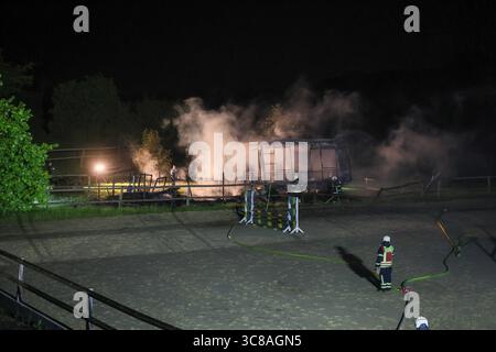 Großbrand zerstört Unterstand an Wuppertaler Reitsportzentrum - Feuerwehr kann Übergriff auf Pferdestall verhindern Große Flammen schlugen am Sonntagabend in den Nachthimmel als in einer Reitsportanlage am Aprather Weg ein ca. 30 qm Großer Unterstand mit Lagerflächen nello stand Vollbrand. Der Funkenflug drohte durch starken Wind auf einen angrenzenden Pferdestall überzugreifen. Dies konnte durch das rasche Eingreifen der Wuppertaler Feuerwehr glücklicherweise verhindert werden. MIT drei C-Rohren und einem B-Rohr führten die Feuerwehrleute einen massiven Löschangriff von zwei Seiten durch. Wupper Foto Stock