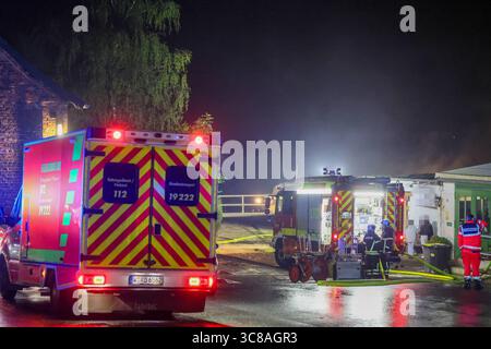 Großbrand zerstört Unterstand an Wuppertaler Reitsportzentrum - Feuerwehr kann Übergriff auf Pferdestall verhindern Große Flammen schlugen am Sonntagabend in den Nachthimmel als in einer Reitsportanlage am Aprather Weg ein ca. 30 qm Großer Unterstand mit Lagerflächen nello stand Vollbrand. Der Funkenflug drohte durch starken Wind auf einen angrenzenden Pferdestall überzugreifen. Dies konnte durch das rasche Eingreifen der Wuppertaler Feuerwehr glücklicherweise verhindert werden. MIT drei C-Rohren und einem B-Rohr führten die Feuerwehrleute einen massiven Löschangriff von zwei Seiten durch. Wupper Foto Stock