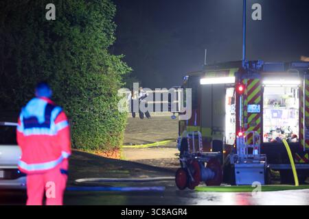 Großbrand zerstört Unterstand an Wuppertaler Reitsportzentrum - Feuerwehr kann Übergriff auf Pferdestall verhindern Große Flammen schlugen am Sonntagabend in den Nachthimmel als in einer Reitsportanlage am Aprather Weg ein ca. 30 qm Großer Unterstand mit Lagerflächen nello stand Vollbrand. Der Funkenflug drohte durch starken Wind auf einen angrenzenden Pferdestall überzugreifen. Dies konnte durch das rasche Eingreifen der Wuppertaler Feuerwehr glücklicherweise verhindert werden. MIT drei C-Rohren und einem B-Rohr führten die Feuerwehrleute einen massiven Löschangriff von zwei Seiten durch. Wupper Foto Stock