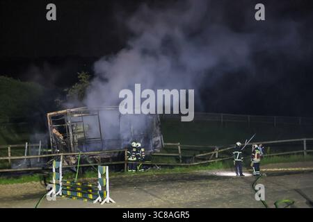 Großbrand zerstört Unterstand an Wuppertaler Reitsportzentrum - Feuerwehr kann Übergriff auf Pferdestall verhindern Große Flammen schlugen am Sonntagabend in den Nachthimmel als in einer Reitsportanlage am Aprather Weg ein ca. 30 qm Großer Unterstand mit Lagerflächen nello stand Vollbrand. Der Funkenflug drohte durch starken Wind auf einen angrenzenden Pferdestall überzugreifen. Dies konnte durch das rasche Eingreifen der Wuppertaler Feuerwehr glücklicherweise verhindert werden. MIT drei C-Rohren und einem B-Rohr führten die Feuerwehrleute einen massiven Löschangriff von zwei Seiten durch. Wupper Foto Stock