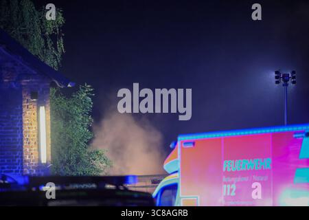 Großbrand zerstört Unterstand an Wuppertaler Reitsportzentrum - Feuerwehr kann Übergriff auf Pferdestall verhindern Große Flammen schlugen am Sonntagabend in den Nachthimmel als in einer Reitsportanlage am Aprather Weg ein ca. 30 qm Großer Unterstand mit Lagerflächen nello stand Vollbrand. Der Funkenflug drohte durch starken Wind auf einen angrenzenden Pferdestall überzugreifen. Dies konnte durch das rasche Eingreifen der Wuppertaler Feuerwehr glücklicherweise verhindert werden. MIT drei C-Rohren und einem B-Rohr führten die Feuerwehrleute einen massiven Löschangriff von zwei Seiten durch. Wupper Foto Stock