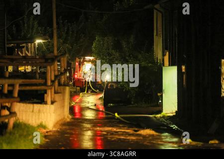 Großbrand zerstört Unterstand an Wuppertaler Reitsportzentrum - Feuerwehr kann Übergriff auf Pferdestall verhindern Große Flammen schlugen am Sonntagabend in den Nachthimmel als in einer Reitsportanlage am Aprather Weg ein ca. 30 qm Großer Unterstand mit Lagerflächen nello stand Vollbrand. Der Funkenflug drohte durch starken Wind auf einen angrenzenden Pferdestall überzugreifen. Dies konnte durch das rasche Eingreifen der Wuppertaler Feuerwehr glücklicherweise verhindert werden. MIT drei C-Rohren und einem B-Rohr führten die Feuerwehrleute einen massiven Löschangriff von zwei Seiten durch. Wupper Foto Stock