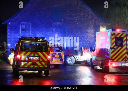 Großbrand zerstört Unterstand an Wuppertaler Reitsportzentrum - Feuerwehr kann Übergriff auf Pferdestall verhindern Große Flammen schlugen am Sonntagabend in den Nachthimmel als in einer Reitsportanlage am Aprather Weg ein ca. 30 qm Großer Unterstand mit Lagerflächen nello stand Vollbrand. Der Funkenflug drohte durch starken Wind auf einen angrenzenden Pferdestall überzugreifen. Dies konnte durch das rasche Eingreifen der Wuppertaler Feuerwehr glücklicherweise verhindert werden. MIT drei C-Rohren und einem B-Rohr führten die Feuerwehrleute einen massiven Löschangriff von zwei Seiten durch. Wupper Foto Stock