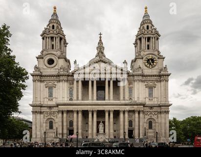 Londra, Regno Unito - 27 luglio 2025 - la cattedrale di St Paul è un'iconica cattedrale anglicana, la basilica italiana, che ha influenze architettoniche evidenti nella sua architettura romanica Foto Stock