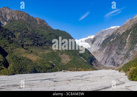 Franz Josef Glacier, costa occidentale della nuova Zelanda, vista del ghiacciaio dal punto panoramico sulla passeggiata nella foresta del ghiacciaio Franz Josef Foto Stock