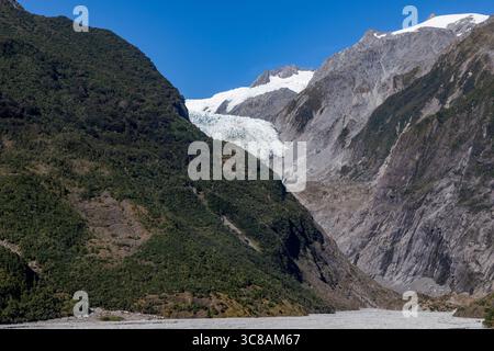 Franz Josef Glacier, costa occidentale della nuova Zelanda, vista del ghiacciaio dal punto panoramico sulla passeggiata nella foresta del ghiacciaio Franz Josef Foto Stock