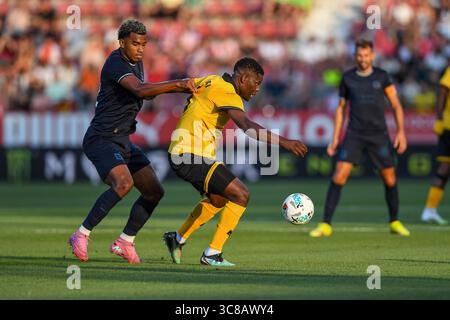Girona, ESP. 3 agosto 2025. GIRONA FC-WOLVERHAMPTON FC 3 agosto 2025 Solís (22) di Girona FC (sinistra) vies con Marshall Munetsi (5) di Wolverhampton Wanderers FC durante la partita tra Girona FC e Wolves corrispondente al trofeo Costa Brava al Montilivi Municipal Stadium di Girona, Spagna. Crediti: Rosdemora/Alamy Live News Foto Stock