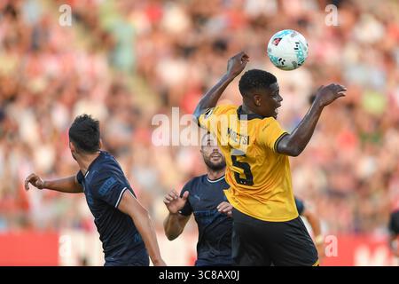 Girona, ESP. 3 agosto 2025. GIRONA FC-WOLVERHAMPTON FC 3 agosto 2025 Marshall Munetsi (5) del Wolverhampton Wanderers FC durante la partita tra Girona FC e Wolves corrispondente al trofeo Costa Brava al Montilivi Municipal Stadium di Girona, Spagna. Crediti: Rosdemora/Alamy Live News Foto Stock