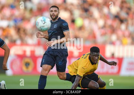 Girona, ESP. 3 agosto 2025. GIRONA FC-WOLVERHAMPTON FC 3 agosto 2025 David López (5) di Girona FC e Marshall Munetsi (5) di Wolverhampton Wanderers FC durante la partita tra Girona FC e Wolves corrispondente al trofeo Costa Brava al Montilivi Municipal Stadium di Girona, Spagna. Crediti: Rosdemora/Alamy Live News Foto Stock