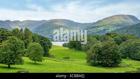 Vista del lago Windermere dal castello di Wray, Cumbria, Inghilterra Foto Stock