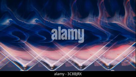 Ripetizione angolare. Onda di inchiostro a colori. Pigmento brillante blu rosa neon sfocato le particelle bagnate si versano su un vivace sfondo geometrico acrilico astratto. Foto Stock