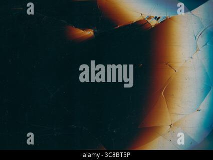 Rumore statico. Vibrazione sfocata del glitch. Sfondo digitale. Display nero graffiato con parte dell'arcobaleno illuminata sfocata e con spazio libero. Foto Stock