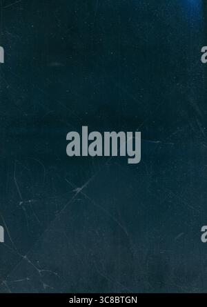 Copertura dei graffi dovuti alla polvere. Vetro sfocato. Sfondo astratto del foglio di plastica nero incrinato. Il grigio scuro ha danneggiato la struttura del vecchio schermo. Foto Stock