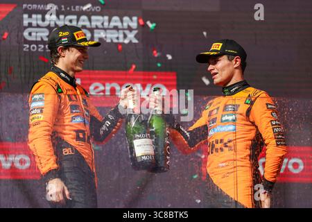 Budapest, Ungheria. 3 agosto 2025. Primo classificato il pilota inglese della McLaren Lando Norris (R) e secondo classificato il pilota australiano della McLaren Oscar Piastri festeggiano durante la cerimonia di premiazione dopo la gara del Gran Premio d'Ungheria di Formula uno all'Hungaroring di Mogyorod, vicino Budapest, Ungheria, il 3 agosto 2025. Crediti: Qian Jun/Xinhua/Alamy Live News Foto Stock
