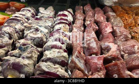 Deliziosi spiedini esposti in un mercato locale Foto Stock