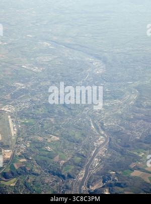 Vista aerea della città di Liegi in una soleggiata mattina di primavera con il fiume Mosa che scorre attraverso. L'aeroporto di Liegi si trova in basso a sinistra nell'immagine. Foto Stock