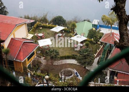 DARJEELING, BENGALA OCCIDENTALE, INDIA - 8 FEBBRAIO 2024 guardando in basso sui tetti rossi degli edifici Foto Stock