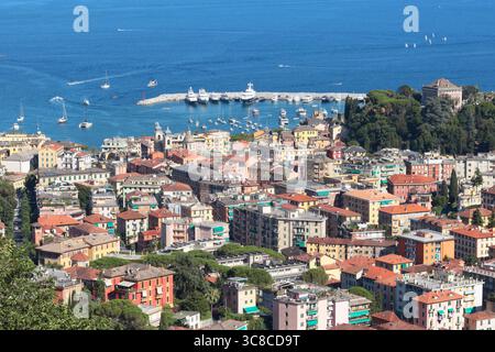 Camogli, Italia - 11 luglio 2025. Yacht, barche nella baia della Liguria. Mare e turismo in Italia. Edifici tradizionali. Sfondo per la progettazione. Foto Stock