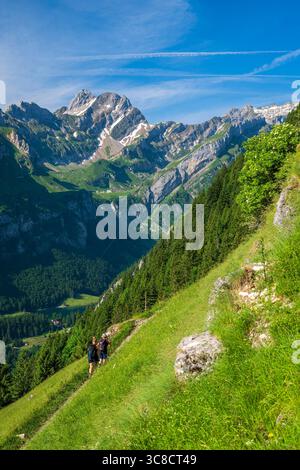 Escursionisti su un sentiero di montagna, Ebenalp, Schwende, Canton Appenzello Innerrhoden, Svizzera Foto Stock