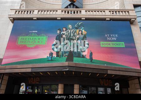 Londra, Regno Unito - 9 settembre 2024: Un cartellone digitale che mostra il poster del film di Beetlejuice Beetlejuice all'esterno di un cinema a Leicester Squ Foto Stock